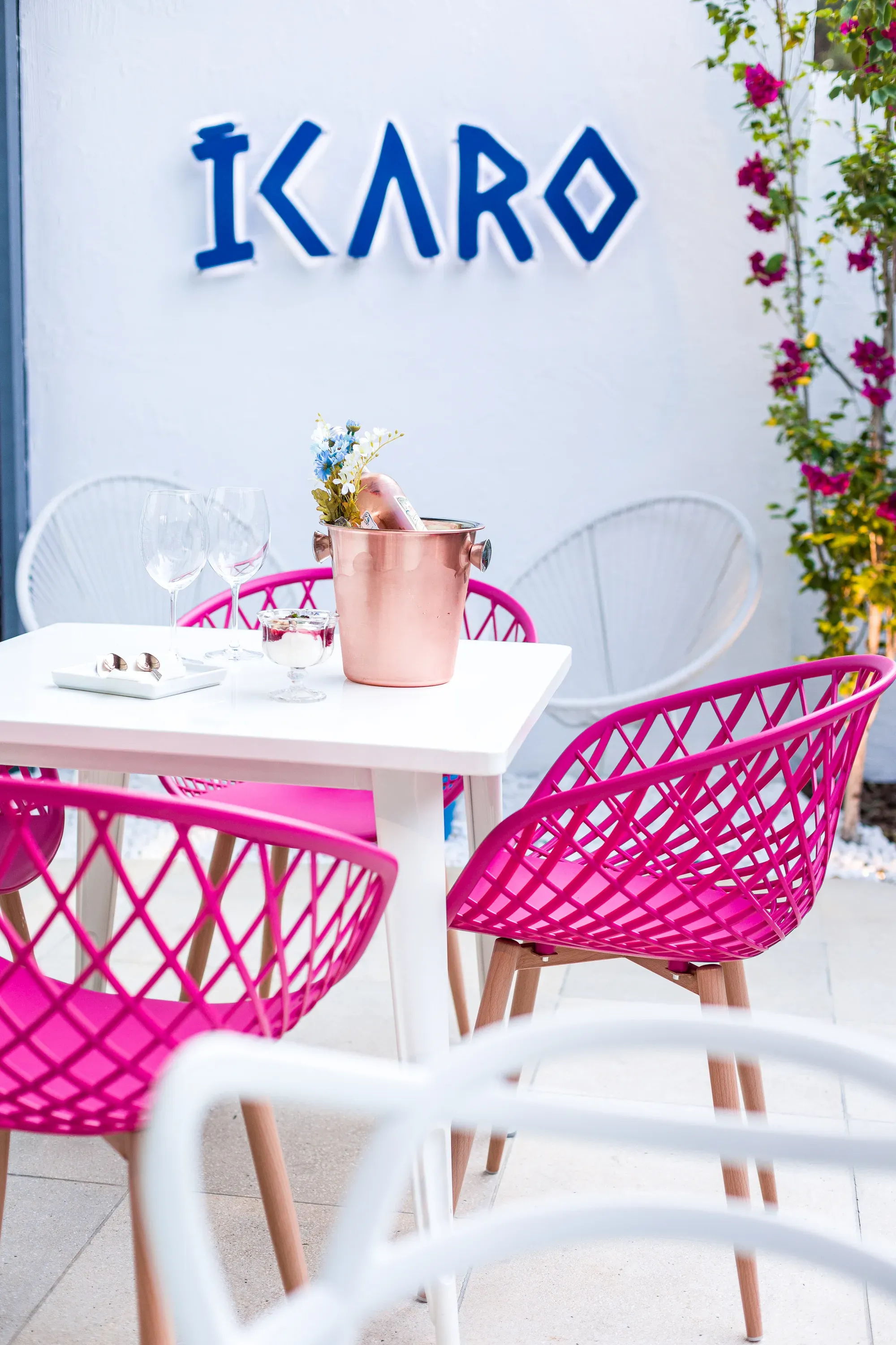 Ícaro's signage inside the restaurant, with a set table