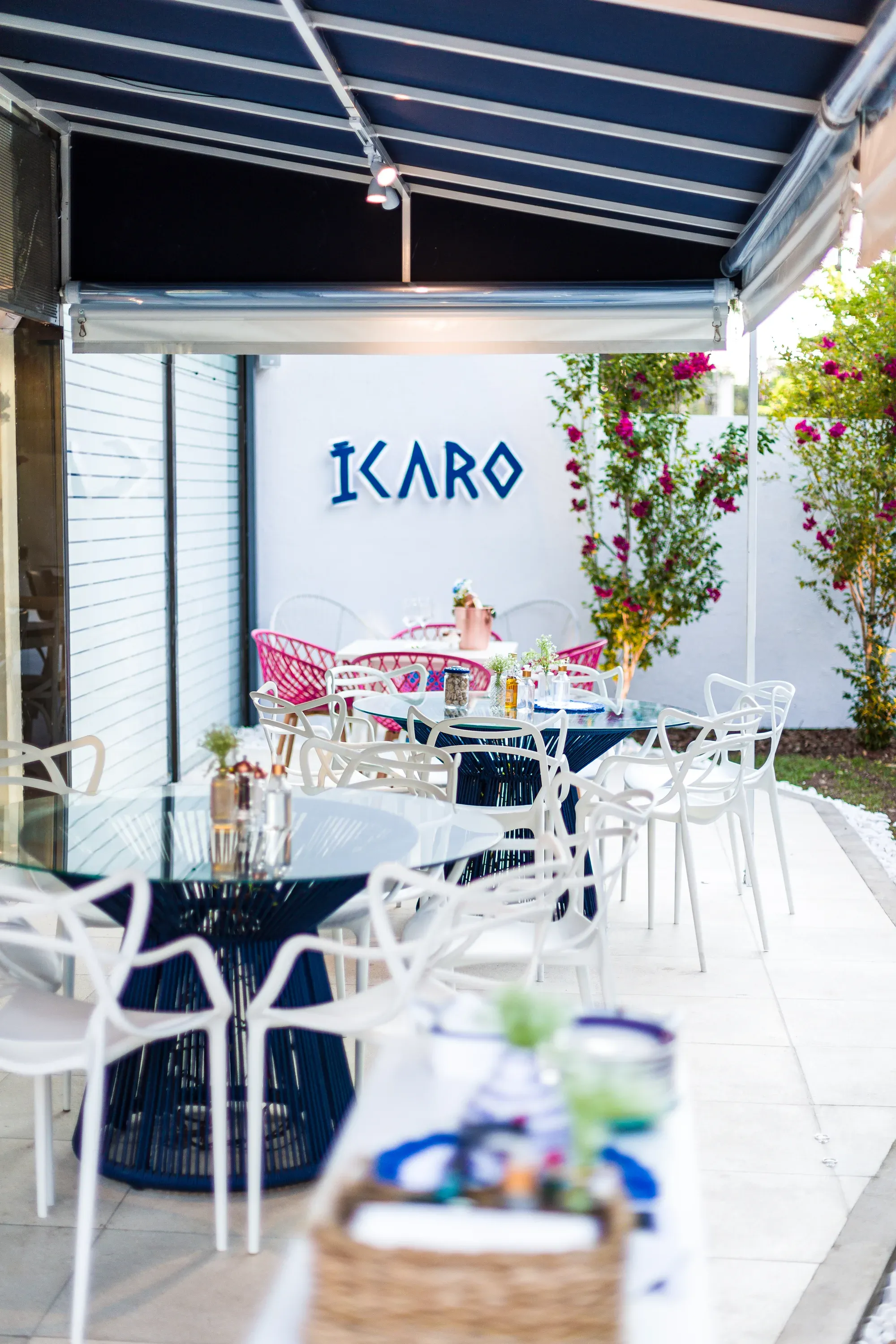 Ícaro restaurant's outdoor area with brand signage