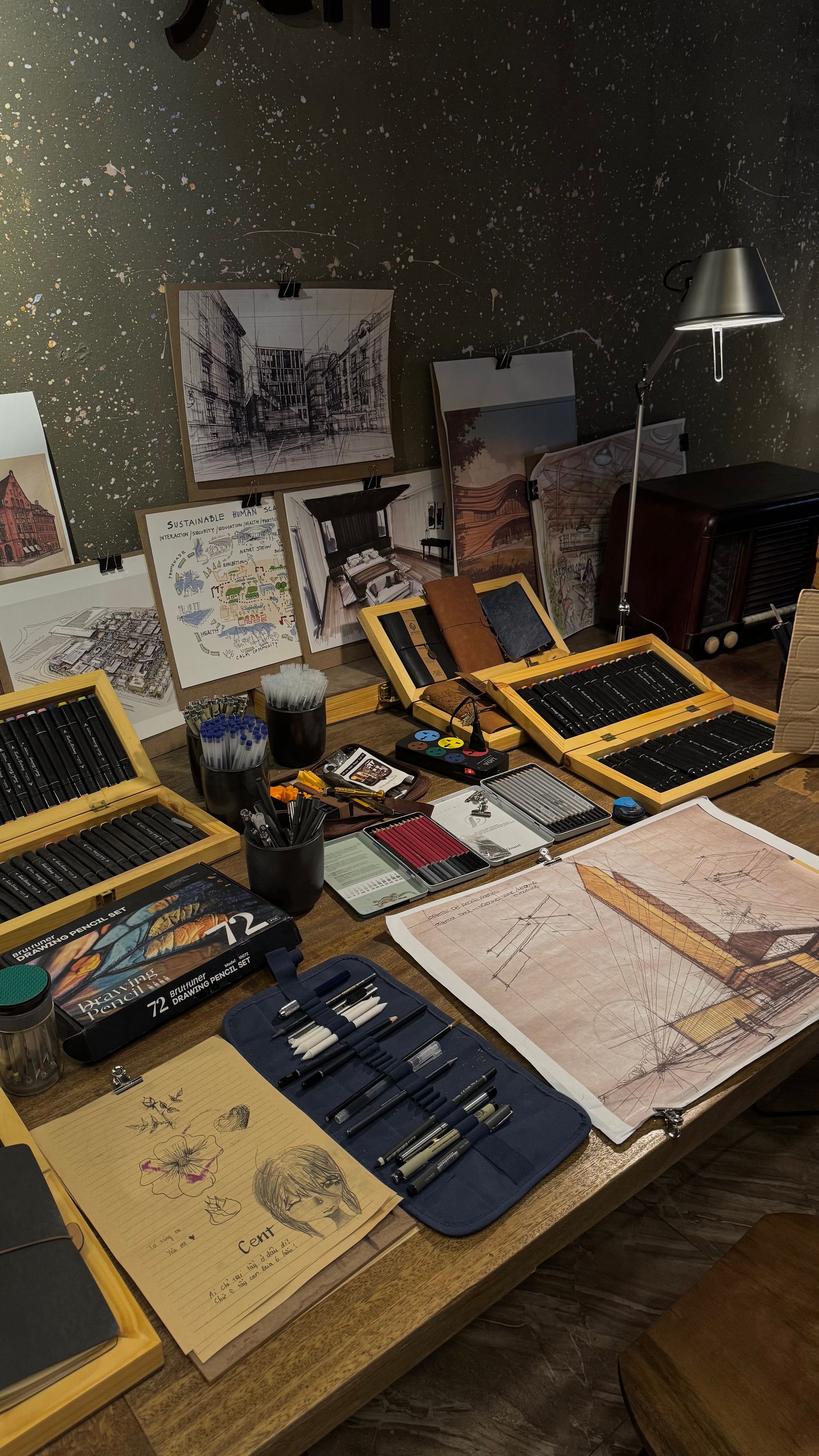 Mesa de trabalho com esboços arquitetônicos, lápis e ferramentas de desenho, representando o processo de um projeto de design gráfico