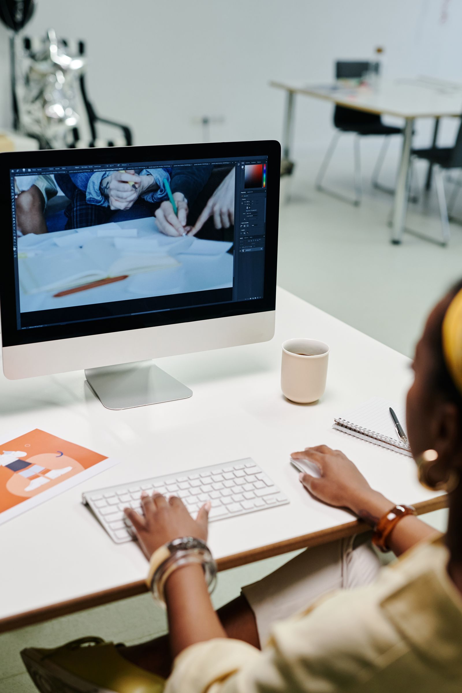 Designer trabalhando em um computador em um escritório moderno